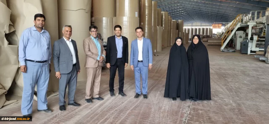 بازدیدمسئولان دانشگاه ملی مهارت استان خراسان جنوبی از کارخانه تولید کارتن و مقوای سلولزی (وابسته به مجموعه کاشی فرزاد بیرجند) 2