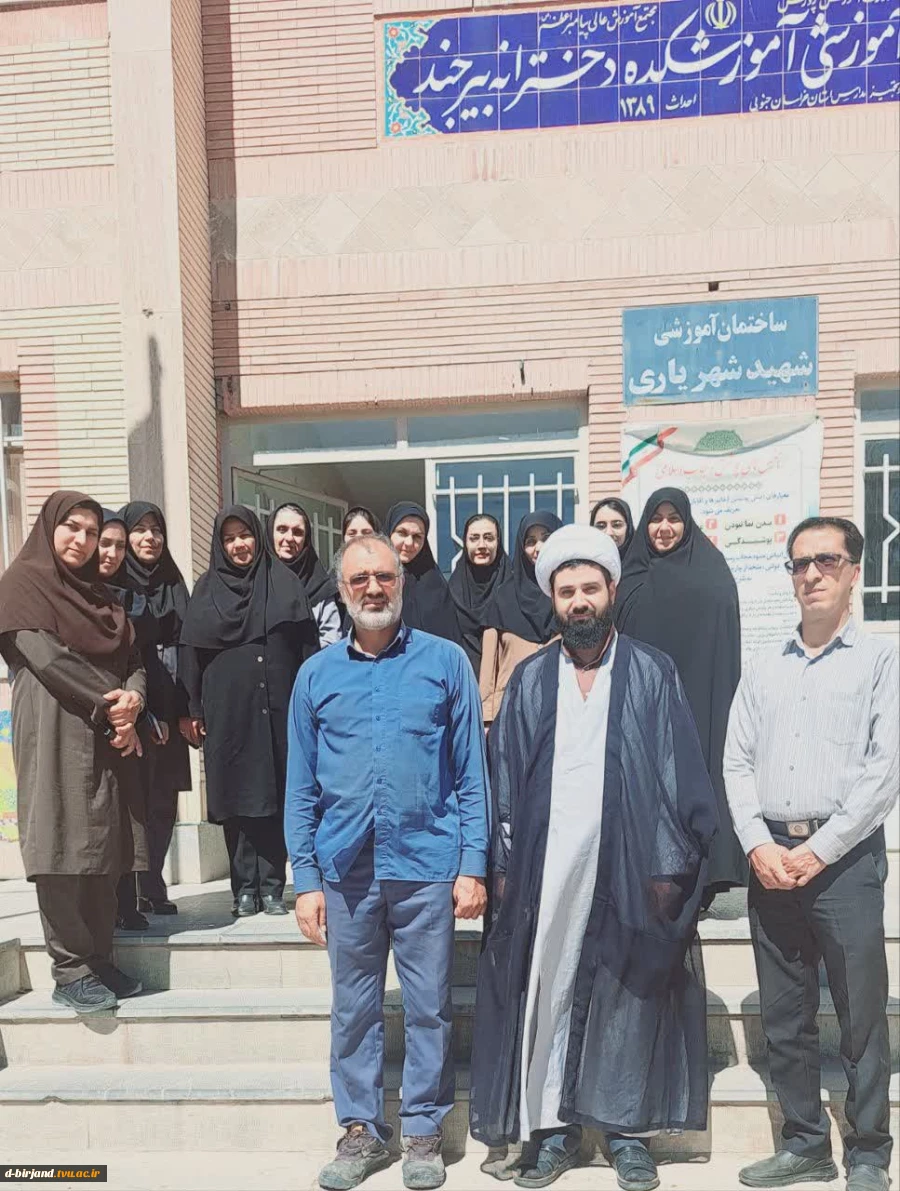 برگزاری مراسم اهتزاز پرچم مقدس جمهوری اسلامی ایران با حضور اساتید، کارکنان و دانشجویان آموزشکده دختران بیرجند  2